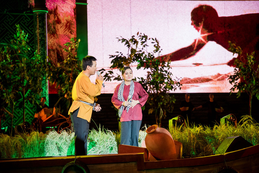 Các tiết mục văn nghệ tái hiện không gian sống và sinh hoạt văn hóa rất đặc sắc của người dân Nam bộ Các tiết mục văn nghệ tái hiện không gian sống và sinh hoạt văn hóa rất đặc sắc của người dân Nam bộ