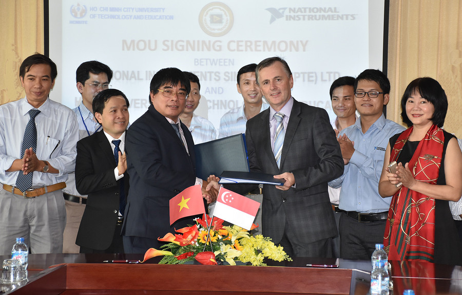 Đại diện hai đơn vị trao văn bản ký kết