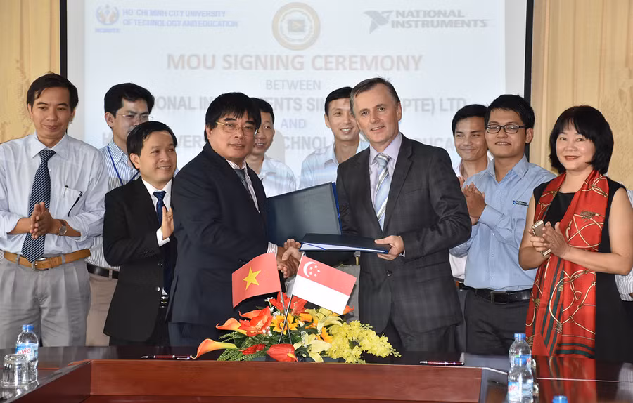 Đại diện hai đơn vị trao văn bản ký kết