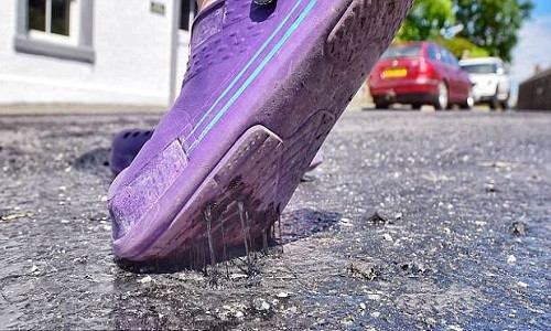 Nắng nóng khiến mặt đường ở Cumbria, Anh, bắt đầu tan chảy. Nắng nóng khiến mặt đường ở Cumbria, Anh, bắt đầu tan chảy. Ảnh: North News.