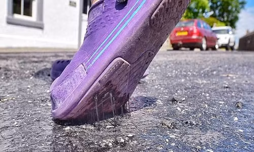 Nắng nóng khiến mặt đường ở Cumbria, Anh, bắt đầu tan chảy. Nắng nóng khiến mặt đường ở Cumbria, Anh, bắt đầu tan chảy. Ảnh: North News.