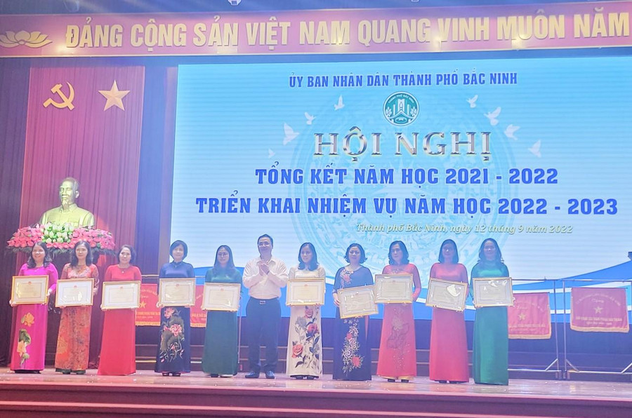 Trao thưởng cho các cá nhân có thành tích xuất sắc năm học 2021 -2022.