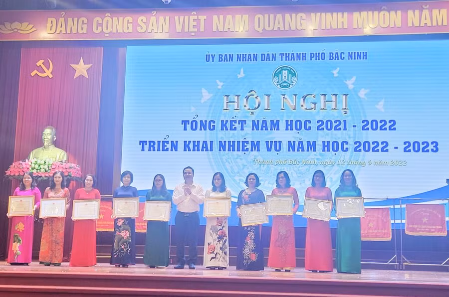 Trao thưởng cho các cá nhân có thành tích xuất sắc năm học 2021 -2022.