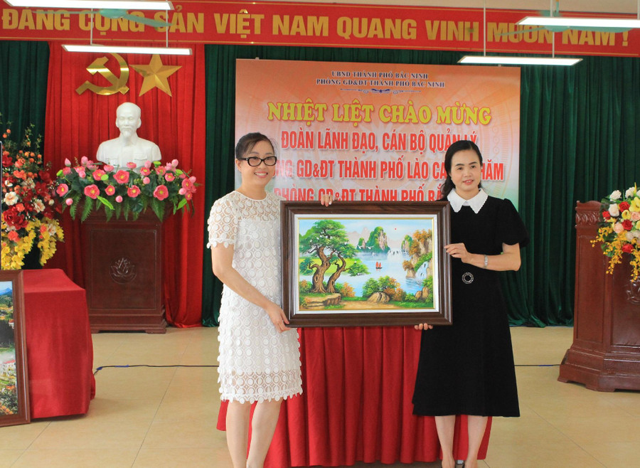 Trường TH&THCS Hoàng Hoa Thám thành phố Bắc Ninh và Trường THCS Lê Quý Đôn thành phố Lào Cai ký kết hợp tác và quà kỷ niệm. Trường TH&THCS Hoàng Hoa Thám thành phố Bắc Ninh và Trường THCS Lê Quý Đôn thành phố Lào Cai ký kết hợp tác và quà kỷ niệm.