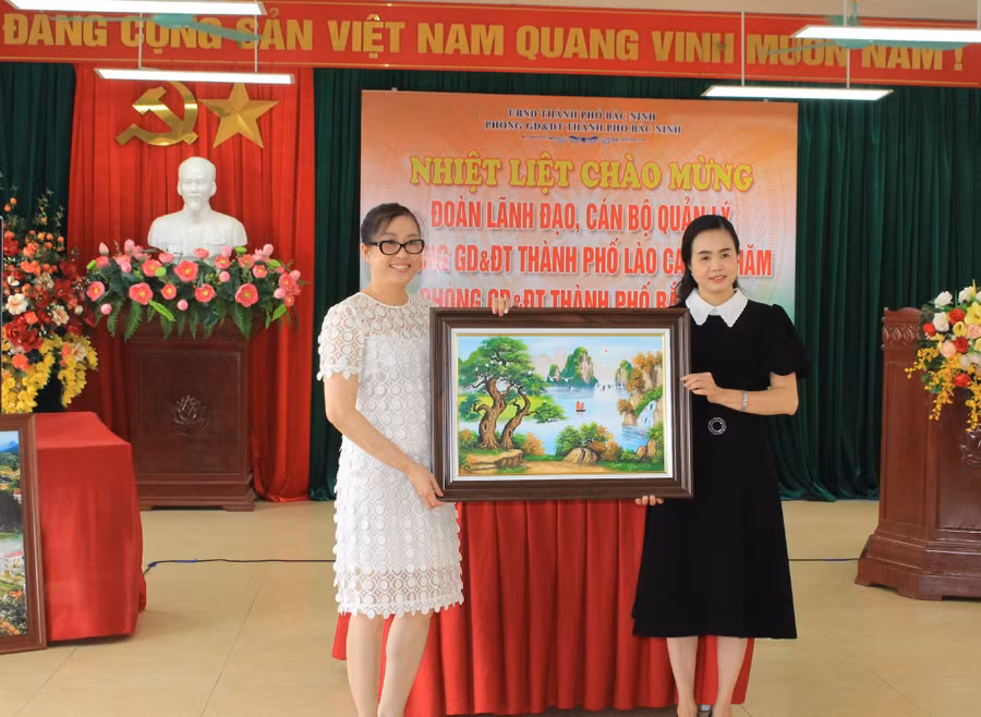 Trường TH&amp;THCS Hoàng Hoa Thám thành phố Bắc Ninh và Trường THCS Lê Quý Đôn thành phố Lào Cai ký kết hợp tác và quà kỷ niệm.