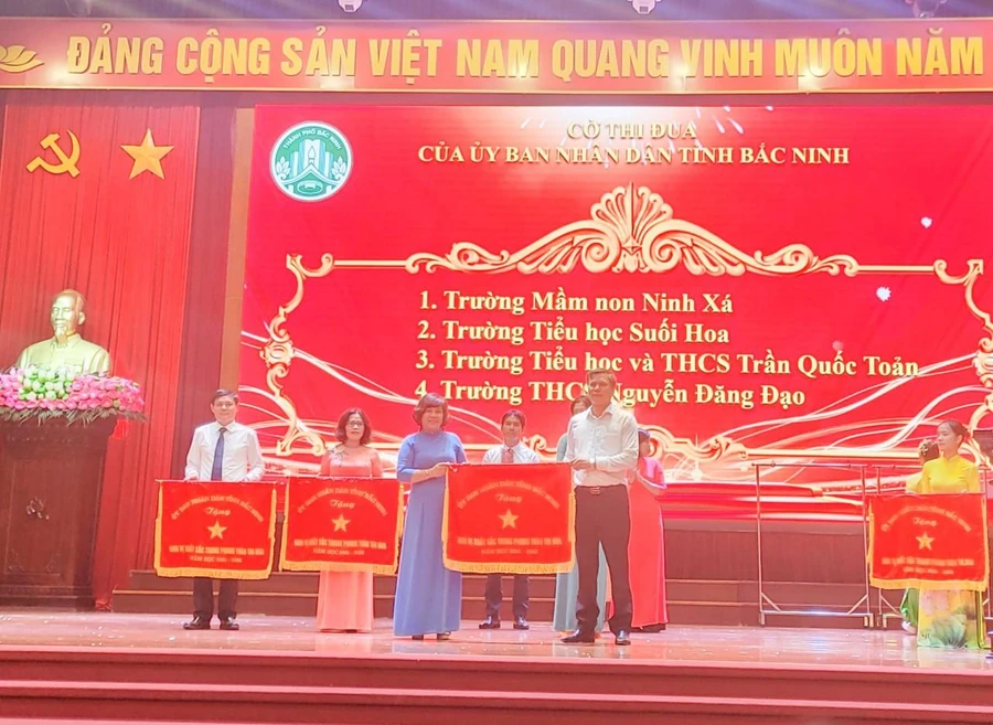 Tặng cờ thi đua cho các đơn vị có thành tích xuất sắc trong năm học 2021 -2022.