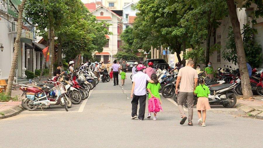 “Xếp hàng đón con” là mô hình hay góp phần đảm bảo trật tự ATGT, văn hóa học đường.