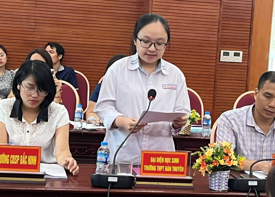 Nguyễn Minh Thư, học sinh lớp 12A10 trường THPT Hàn Thuyên chia sẻ tham luận văn hóa học đường.