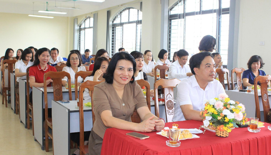 Đại biểu ngành GD&ĐT thành phố Bắc Ninh và Lào Cai dự chương trình trao đổi, ký kết hợp tác nâng cao chất lượng giáo dục. Đại biểu ngành GD&ĐT thành phố Bắc Ninh và Lào Cai dự chương trình trao đổi, ký kết hợp tác nâng cao chất lượng giáo dục.