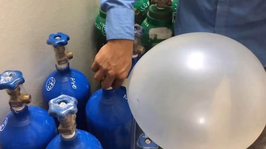 Lực lượng chức năng kiểm tra, xử lý cơ sở kinh doanh vi phạm liên quan đến “bóng cười”.