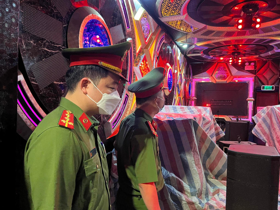 Lực lượng chức năng kiểm tra các phòng hát việc thực hiện yêu cầu tạm đóng cửa.