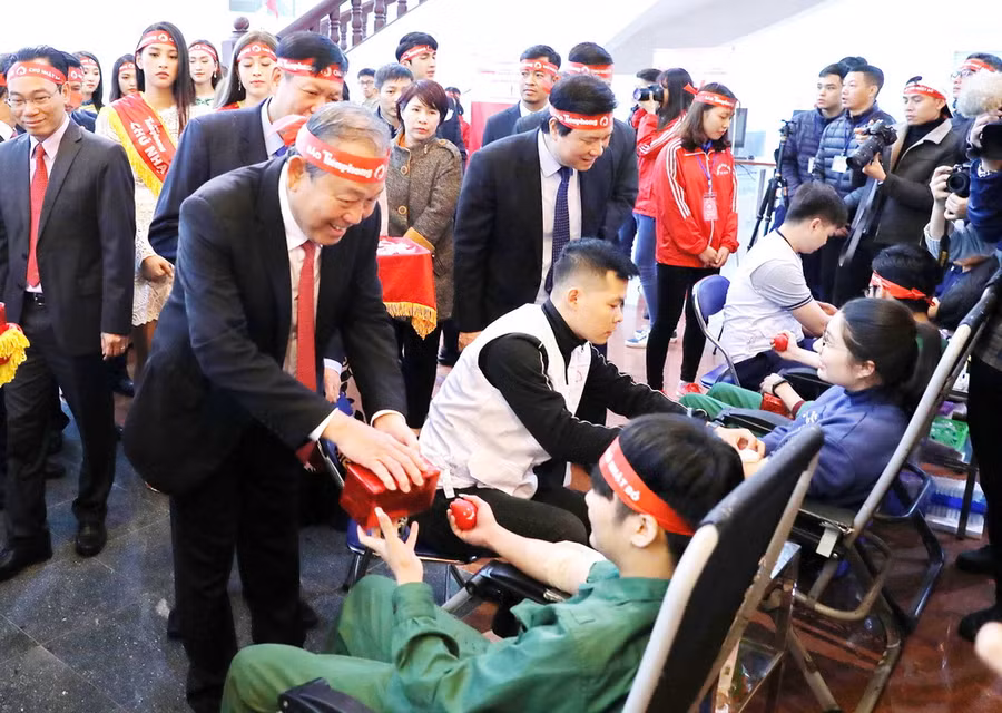 Phó Thủ tướng Trương Hòa Bình động viên bạn sinh viên tham gia hiến máu tình nguyện.