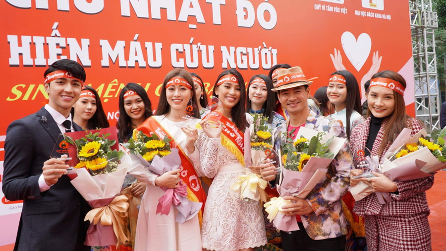 Các nghệ sĩ, hoa hậu, diễn viên rạng rỡ tham dự ngày hội Chủ nhật Đỏ. Các nghệ sĩ, hoa hậu, diễn viên rạng rỡ tham dự ngày hội Chủ nhật Đỏ.