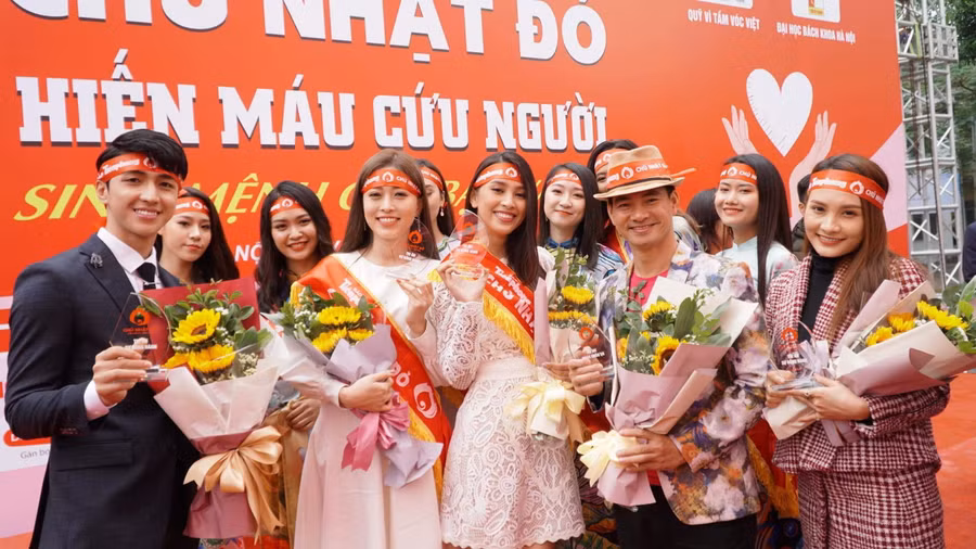 Các nghệ sĩ, hoa hậu, diễn viên rạng rỡ tham dự ngày hội Chủ nhật Đỏ. Các nghệ sĩ, hoa hậu, diễn viên rạng rỡ tham dự ngày hội Chủ nhật Đỏ.