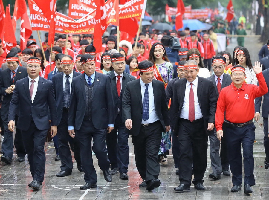 Phó Thủ tướng Trương Hòa Bình dẫn đầu đoàn diễu hành hưởng ứng Chủ nhật Đỏ. Phó Thủ tướng Trương Hòa Bình dẫn đầu đoàn diễu hành hưởng ứng Chủ nhật Đỏ.