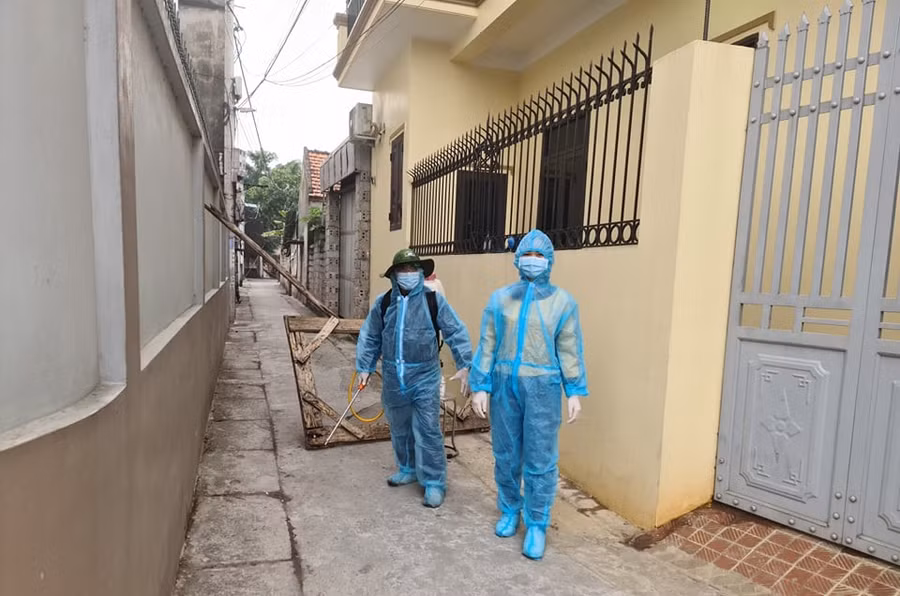 Thực hiện phun khử khuẩn phòng dịch Covid-19.