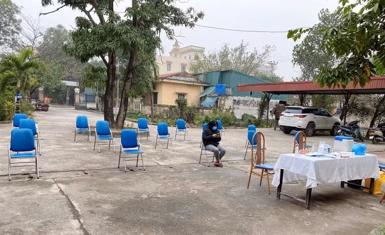 Thực hiện xét nghiệm Covid-19 cho người dân về từ vùng có dịch.