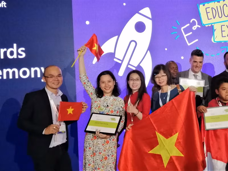 Đoàn giáo viên Việt Nam trong buổi lễ tổng kết và trao giải E2.