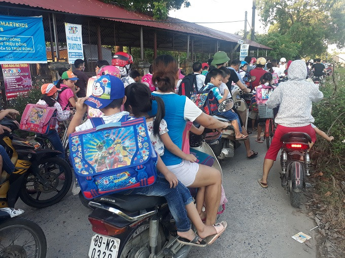Giao thông lúc tan học thường xuyên tắc nghẽn khiến học sinh dễ mất an toàn trở về nhà nếu không có phụ huynh đón.