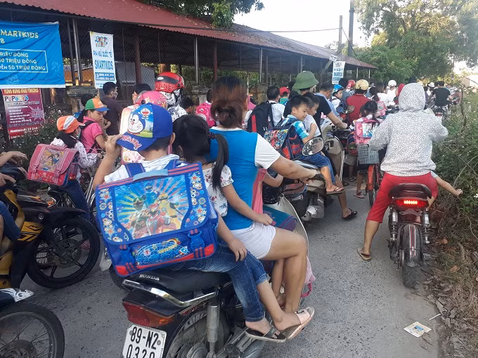 Giao thông lúc tan học thường xuyên tắc nghẽn khiến học sinh dễ mất an toàn trở về nhà nếu không có phụ huynh đón.
