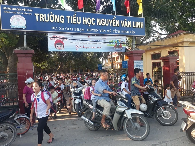 Giờ tan trường, học sinh tiểu học vẫn phải có phụ huynh hoặc người nhà đến đón để đảm bảo an toàn cho các con.