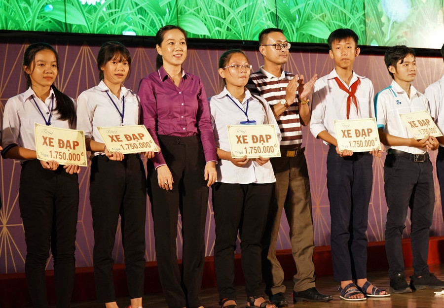 Những phần quà của các tổ chức, đơn vị giúp các em thêm nghị lực, tự tin hơn trong cuộc sống Những phần quà của các tổ chức, đơn vị giúp các em thêm nghị lực, tự tin hơn trong cuộc sống