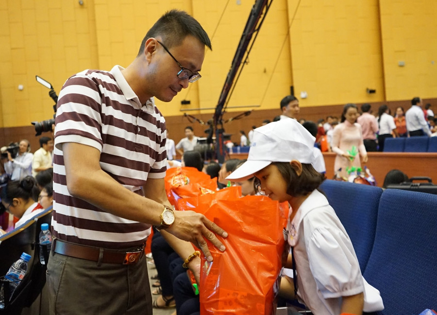 Đại diện Tập đoàn Tân Hiệp Phát tham gia trao quà cho các em thiếu nhi Đại diện Tập đoàn Tân Hiệp Phát tham gia trao quà cho các em thiếu nhi