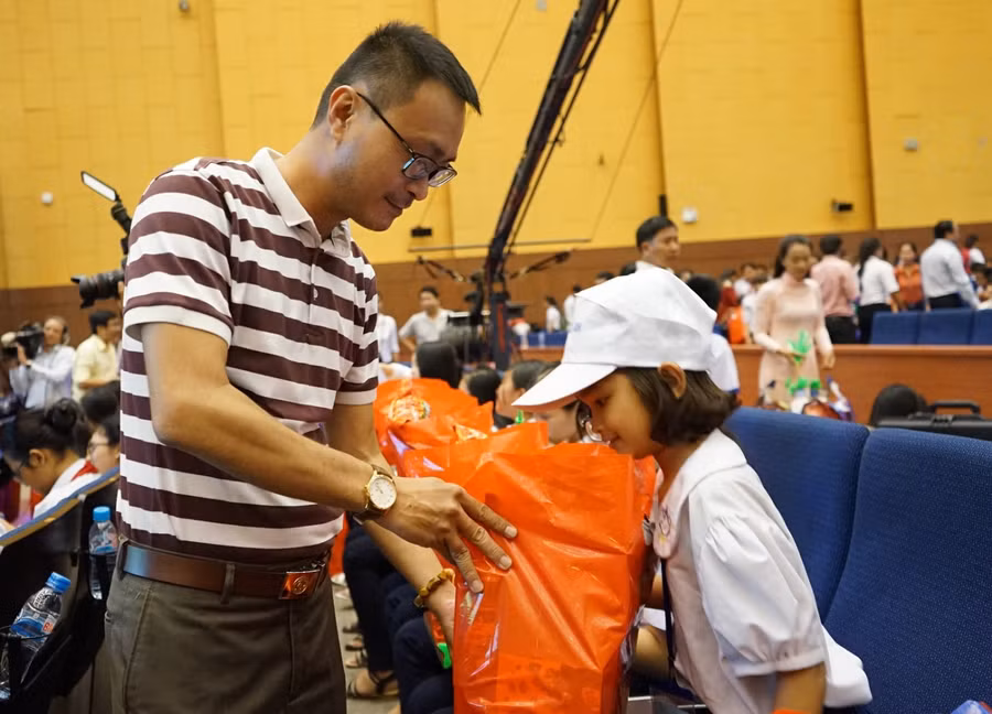 Đại diện Tập đoàn Tân Hiệp Phát tham gia trao quà cho các em thiếu nhi