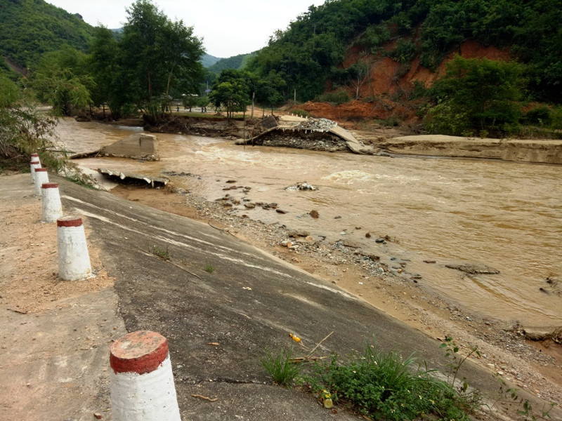 Đập tràn qua suối Sim ở bản Na Chừa, xã Mương Chanh bị đứt gãy do lũ cuốn trôi.