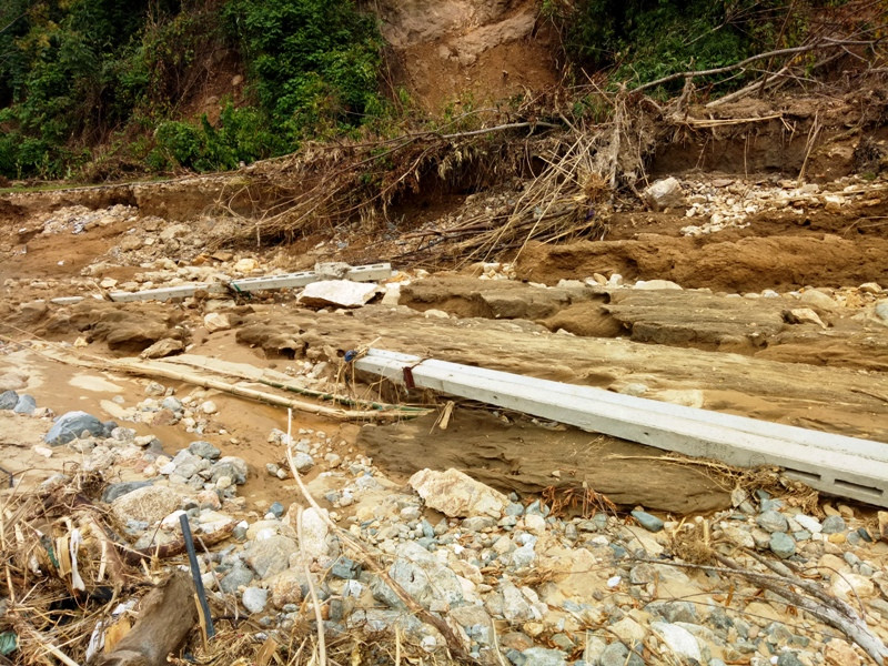 Cột điện bị lũ cuốn trôi xuống lòng suối.