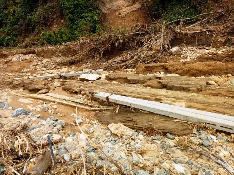 Cột điện bị lũ cuốn trôi xuống lòng suối.