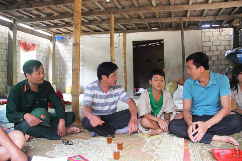 Thầy giáo Trần Văn Liêm (áo sọc) và thầy giáo Lê Văn Thành (áo xanh) đi vận động học sinh đến lớp.