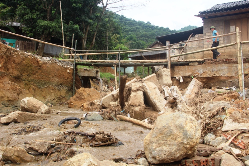 Nền nhà bị lũ phá tan ở bản Bóng, xã Mường Chanh.