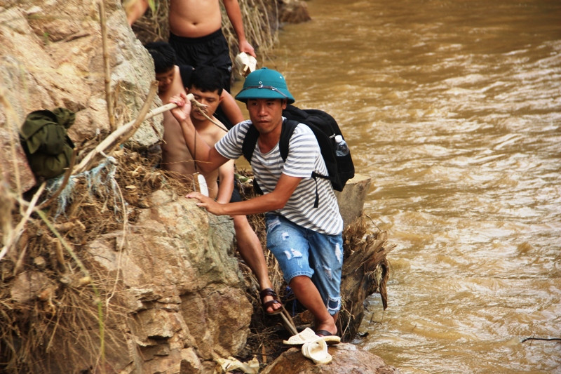 Muốn qua suối Sim ở bản Na Chừa (Mường Chanh) phải bám men theo bờ đá để vượt suối.
