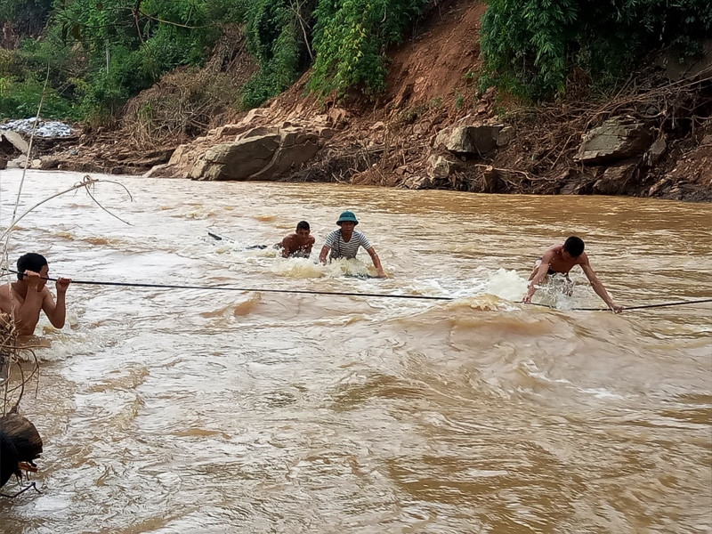 Vượt suối Sim để vào xã Mường Chanh.