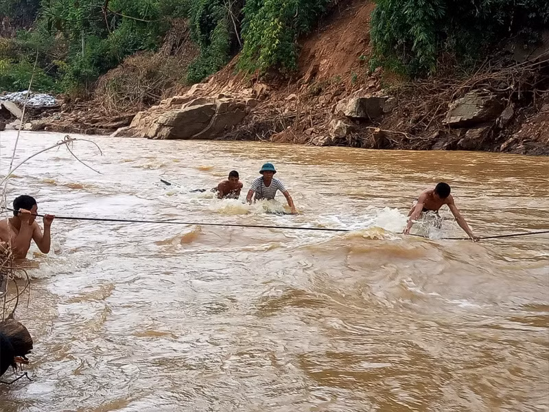 Vượt suối Sim để vào xã Mường Chanh.