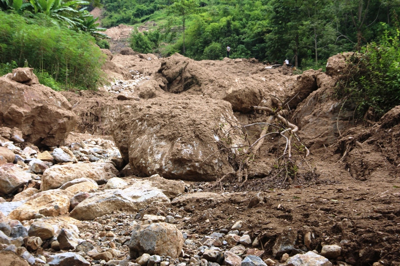 Lũ cuốn đá từ trên đỉnh núi xuống bản Na Hin, xã Mường Chanh
