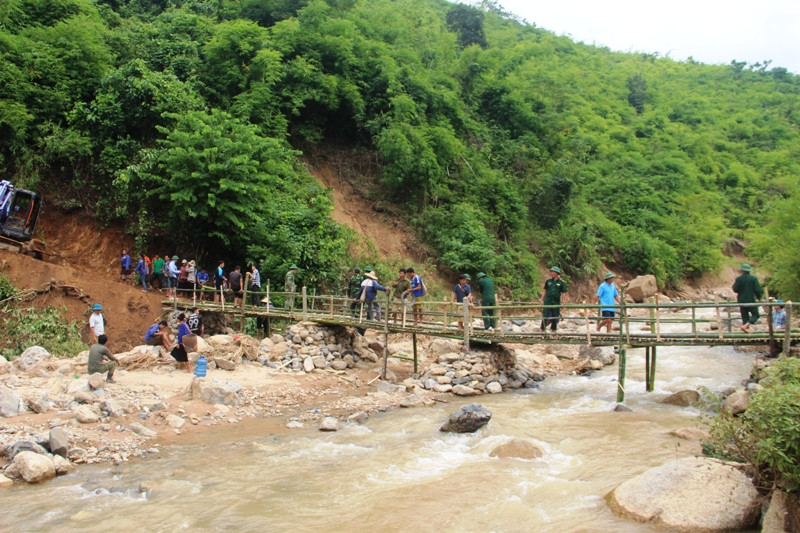 Sau 24 giờ, lực lượng quân đội và Đội sản xuất số 3, Đoàn Kinh tế Quốc phòng 5 cùng các chiến sĩ Đồn Biên phòng Quang Chiểu và bà con nhân dân đã dựng được cây cầu tạm qua suối Sim để phục vụ người dân đi lại.