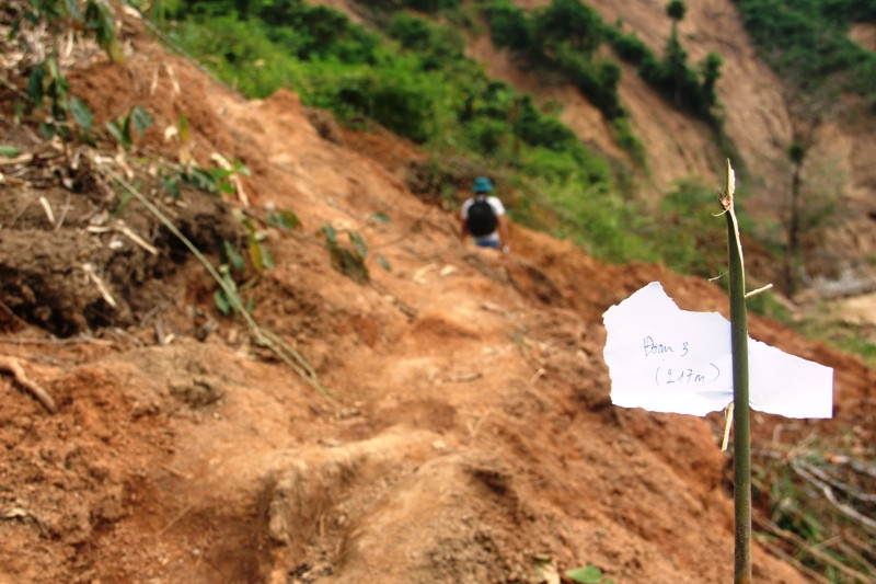 Những đoạn đường Mường Chanh bị sạt lở đang được đo đếm để sửa chữa.