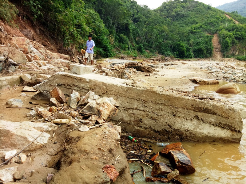 Những đoạn đường bị lũ cuốn thành sông.