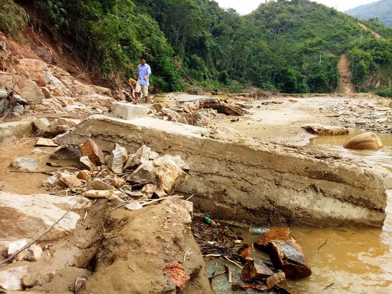 Những đoạn đường bị lũ cuốn thành sông.