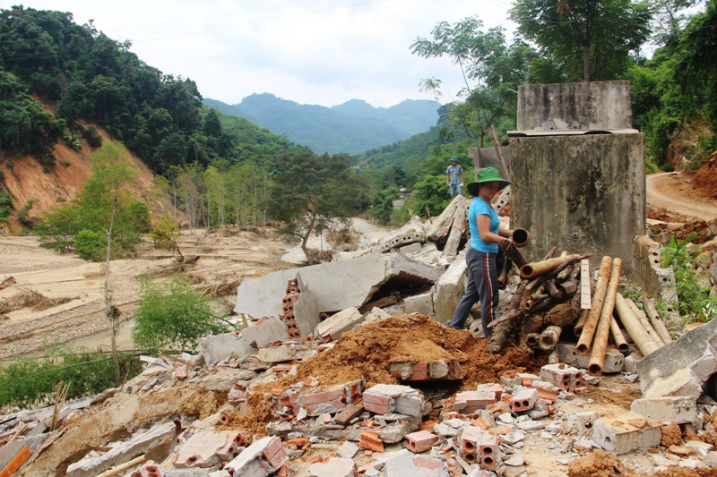 Căn nhà của cô giáo Lương Thị Nghiện, ở bản Cầu Chai, Mường Chanh bị lũ cuốn phăng xuống suối.