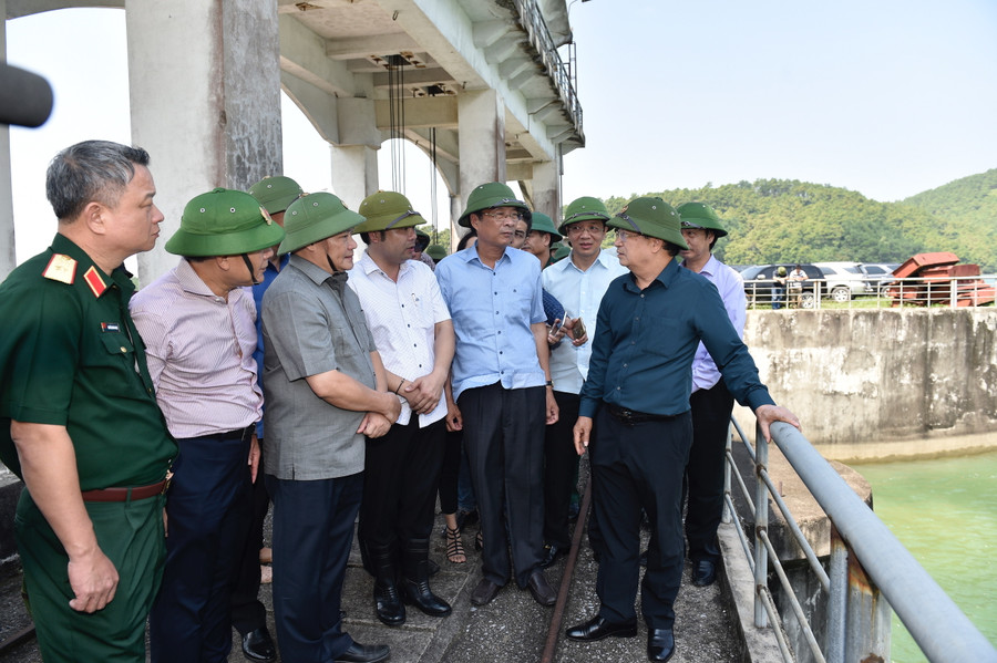 Phó Thủ tướng Trịnh Đình Dũng đến kiểm tra công tác chuẩn bị ứng phó bão số 6 tại tỉnh Quảng Ninh sáng 16/9