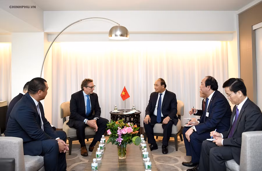 Thủ tướng tiếp ông Phil Falcone, Chủ tịch Quỹ Đầu tư tài chính Harbinger. Ảnh: VGP/Quang Hiếu Thủ tướng tiếp ông Phil Falcone, Chủ tịch Quỹ Đầu tư tài chính Harbinger. Ảnh: VGP/Quang Hiếu