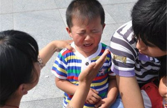 Bố mẹ la mắng con trước mặt người ngoài sẽ khiến chúng xa lánh bạn hơn Bố mẹ la mắng con trước mặt người ngoài sẽ khiến chúng xa lánh bạn hơn