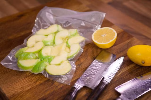 Cũng giống như đồ trang điểm, trái cây mau hỏng có thể tràn ra và tạo ra một mớ hỗn độn trong ví của bạn.