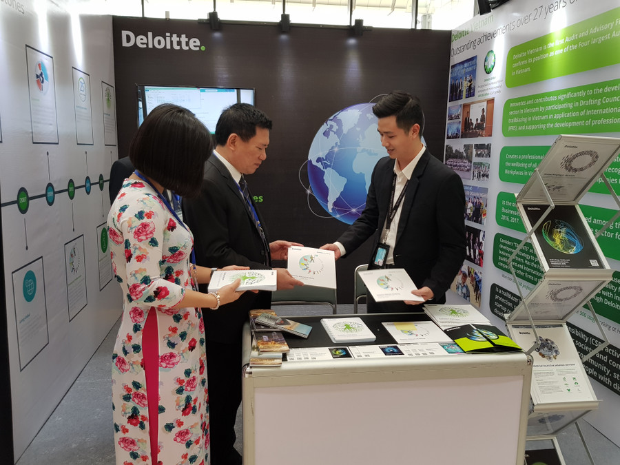 Tổng Kiểm toán Nhà nước Hồ Đức Phớc thăm gian trưng bày của các tổ chức kiểm toán trong và ngoài nước trong khuôn khổ Đại hội. Ảnh: VGP Tổng Kiểm toán Nhà nước Hồ Đức Phớc thăm gian trưng bày của các tổ chức kiểm toán trong và ngoài nước trong khuôn khổ Đại hội. Ảnh: VGP