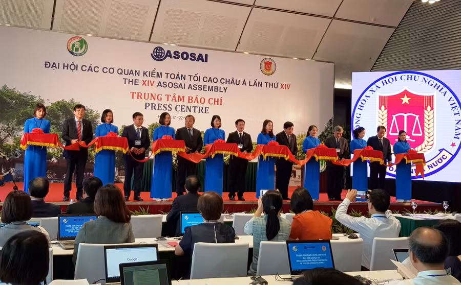 Các đại biểu cắt băng khai trương Trung tâm Báo chí. Ảnh: VGP