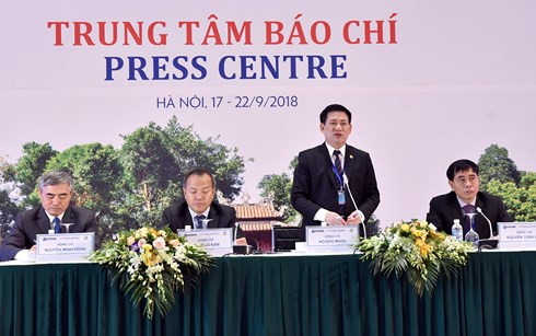 Tổng Kiểm toán Nhà nước Hồ Đức Phớc (đứng) trả lời các câu hỏi của báo chí tại buổi họp báo. Tổng Kiểm toán Nhà nước Hồ Đức Phớc (đứng) trả lời các câu hỏi của báo chí tại buổi họp báo.