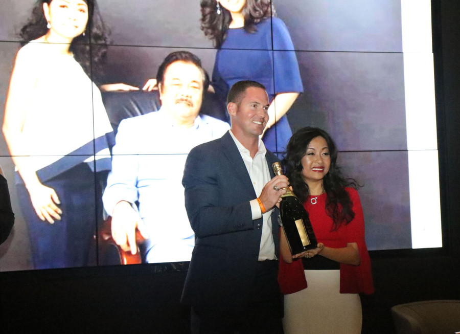 Tác giả Trần Uyên Phương chụp ảnh kỷ niệm với độc giả tại sự kiện. Tác giả Trần Uyên Phương chụp ảnh kỷ niệm với độc giả tại sự kiện.